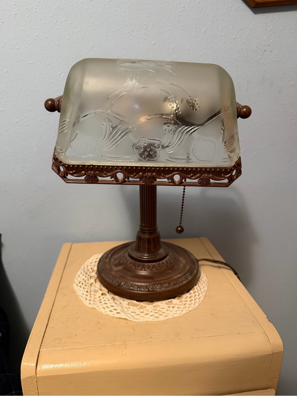 Antique-Style Frosted Glass Bankers Lamp in Bronze